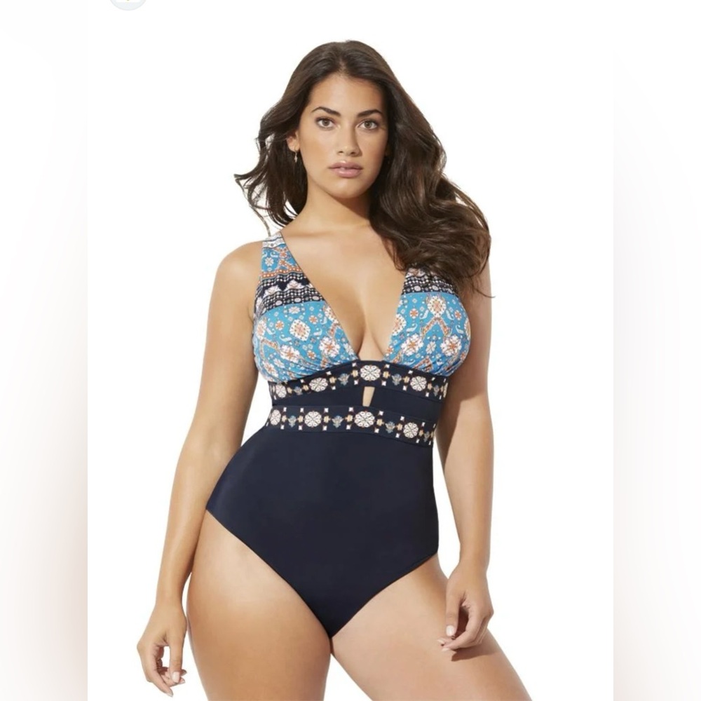 Bloom Chic women’s size large charming printed cut‎ out one piece swimsuit
